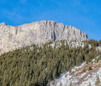 Prairie Mountain, a striking contrast between the plains and the mountains